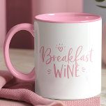 Mug Petit-déjeuner Vin Funny Pink Trendy Citation<br><div class="desc">Ajoutez une touche d'humour et de style à votre routine matinale avec cette tasse "Breakfast Wine" dans un charmant design rose. Parfait pour les amateurs d'esprit ludique, cette tasse est idéale pour le café, le thé ou encore votre petit-déjeuner préféré ! Un cadeau merveilleux pour les amis, ou un ajout...</div>