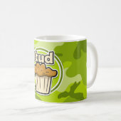 Mug Petit pain drôle de goujon sur le camo vert (Devant droit)