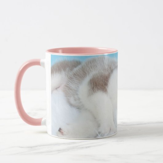 Mug Petite marionnette Husky posée sur une couverture (Gauche)