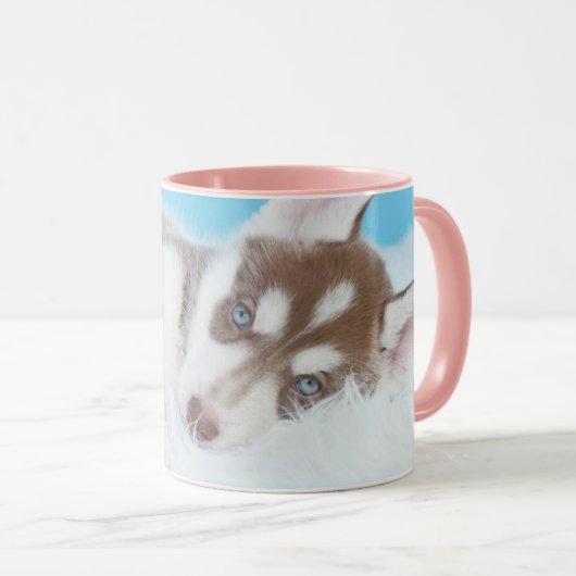 Mug Petite marionnette Husky posée sur une couverture (Devant droit)