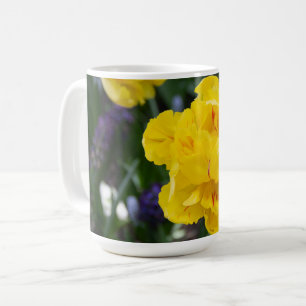 Mug Petites tulipes jaunes dans le jardin