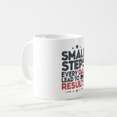 Mug Petits pas chaque jour mènent – Citation motivatio (Devant gauche)