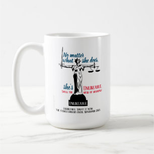 Mug Peu importe ce qu'elle fait elle est improbable po