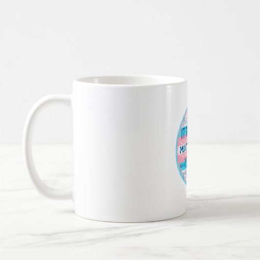 Mug Peu importe qui vous aimez les couleurs trans (Gauche)