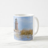 Mug Phare de Sturdy sur une côte rocheuse en hiver (Devant droit)