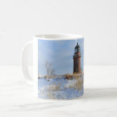 Mug Phare de Sturdy sur une côte rocheuse en hiver (Devant gauche)
