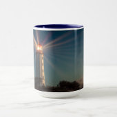 Mug Phare sur une colline brillant la nuit (Centre)
