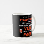 Mug Phlebotomiste Vein Face Hospital Phlebotomie Docte (Devant droit)