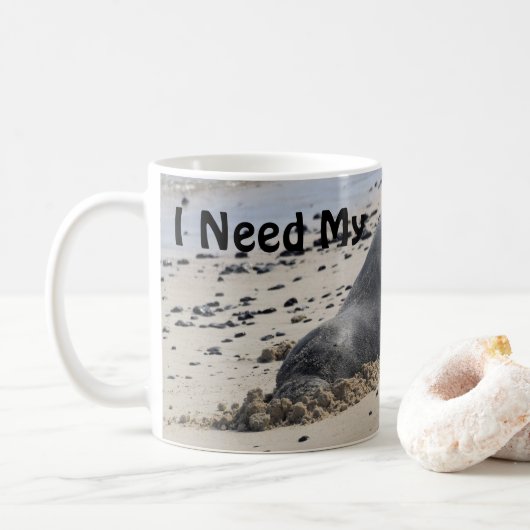 Mug Phoque hawaïen de moine dormant sur la plage (Avec donut)