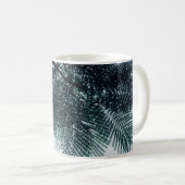Mug Photo à petit angle de l'arbre vert (Devant droit)
