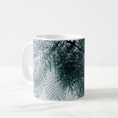 Mug Photo à petit angle de l'arbre vert (Devant gauche)