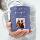 Mug Photo anniversaire meilleurs amis noms bleu foncé<br><div class="desc">Un cadeau d'amis pour le 21e anniversaire d'une femme, célébrant sa vie avec 3 de vos photos d'elle, de ses amis, de sa famille, de son intérêt ou des animaux de compagnie. Personnalisez et ajoutez son nom, son âge de 21 ans et vos noms. Un arrière - plan de couleur...</div>