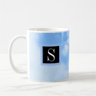 Mug Photo Ciel bleu clair nuageux avec une initiale un