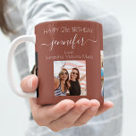 Mug Photo d'anniversaire amis noms brune terre<br><div class="desc">Un cadeau d'amis pour le 21e anniversaire d'une femme, célébrant sa vie avec 3 de vos photos d'elle, de ses amis, de sa famille, de son intérêt ou des animaux de compagnie. Personnalisez et ajoutez son nom, son âge de 21 ans et vos noms. Un arrière - plan de couleur...</div>