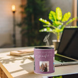 Mug Photo d'anniversaire noms d'amis prune violet<br><div class="desc">Un cadeau d'amis pour le 21e anniversaire d'une femme, célébrant sa vie avec 3 de vos photos d'elle, de ses amis, de sa famille, de son intérêt ou des animaux de compagnie. Personnalisez et ajoutez son nom, son âge de 21 ans et vos noms. Une prune féminine, féminine, arrière -...</div>
