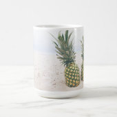 Mug Photo de 2 ananas sur une plage (Centre)