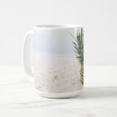 Mug Photo de 2 ananas sur une plage (Devant gauche)