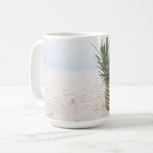Mug Photo de 2 ananas sur une plage (Devant gauche)