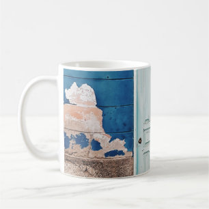 MUG PHOTO DE BÂTIMENT AVEC PORTE EN BOIS BLANC
