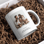Mug Photo de famille & Joyeux et minimaliste lumineux<br><div class="desc">Profitez de vos boissons de vacances en style avec notre Photo de famille & Joyeux et Bright Minimaliste Christmas Mug. Doté d'un design propre et moderne avec "Joyeux et brillant" et d'un espace pour votre photo de famille préférée, cette tasse personnalisée est la façon idéale d'ajouter une touche festive et...</div>