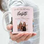 Mug Photo de l'anniversaire ami bleu rose nom<br><div class="desc">Un cadeau d'amis pour le 21e anniversaire d'une femme, célébrant sa vie avec 3 de vos photos d'elle, de ses amis, de sa famille, de son intérêt ou des animaux de compagnie. Personnalisez et ajoutez son nom, son âge de 21 ans et vos noms. Lettres de couleur noire. Arrière -...</div>