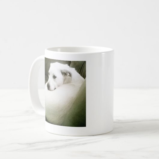 Mug Photo de l'élégant chien blanc courbé sur un canap (Devant gauche)