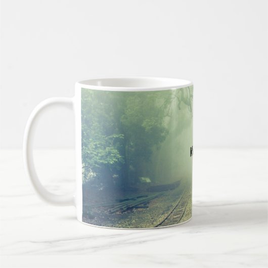 Mug Photo de Misty Train Tracks & Red Tree (Gauche)