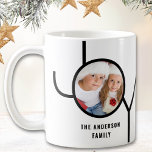 Mug Photo de Noël de famille personnalisée<br><div class="desc">Cette chic tasse de Noël est décorée du mot JOY en noir sur un arrière - plan blanc. Facilement personnalisable avec votre photo et votre nom.</div>