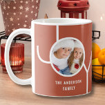 Mug Photo de Noël de famille personnalisée Terracotta<br><div class="desc">Cette chic tasse de Noël est décorée avec le mot JOY sur un arrière - plan en terre cuite. Facilement personnalisable avec votre photo et votre nom.</div>