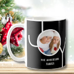 Mug Photo de Noël de la famille personnalisée Café noi<br><div class="desc">Cette chic tasse de Noël est décorée du mot JOY sur un arrière - plan noir. Facilement personnalisable avec votre photo et votre nom.</div>