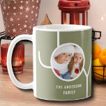 Mug Photo de Noël de la famille personnalisée Vert<br><div class="desc">Cette chic tasse de Noël est décorée avec le mot JOY sur un arrière - plan vert. Facilement personnalisable avec votre photo et votre nom.</div>