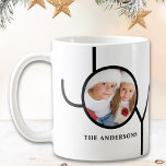 Mug Photo de Noël moderne<br><div class="desc">Cette tasse moderne de Noël est décorée du mot JOY sur un arrière - plan noir et blanc. Facilement personnalisable avec votre photo et votre nom.</div>