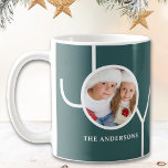 Mug Photo de Noël moderne verte<br><div class="desc">Cette tasse moderne de Noël est décorée du mot JOY sur un arrière - plan vert. Facilement personnalisable avec votre photo et votre nom.</div>
