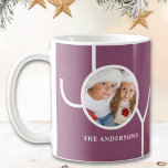Mug Photo de Noël moderne violet<br><div class="desc">Cette tasse moderne de Noël est décorée du mot JOY sur un arrière - plan violet. Facilement personnalisable avec votre photo et votre nom.</div>