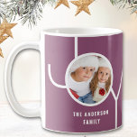 Mug Photo de Noël moderne violet<br><div class="desc">Cette tasse moderne de Noël est décorée du mot JOY sur un arrière - plan violet. Facilement personnalisable avec votre photo et votre nom.</div>