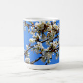 Mug Photo de pommier aux fleurs blanches du printemps (Centre)