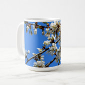 Mug Photo de pommier aux fleurs blanches du printemps (Devant gauche)