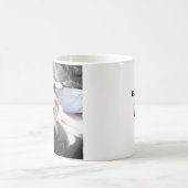 Mug Photo du chien blanc mignon accroché avec le café  (Centre)