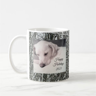 Mug Photo d'un chien blanc mignon ayant un jour d'hive