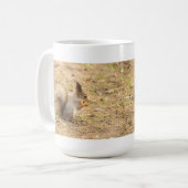 Mug Photo d'un écureuil mignon mangeant une noix (Devant gauche)
