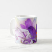 Mug Photo d'un joli Crocus de printemps violet (Devant gauche)