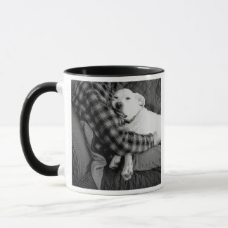 Mug Photo en noir et blanc de chien en train de frappe