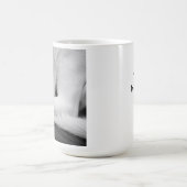 Mug Photo en noir et blanc de mignon chien reposant av (Centre)