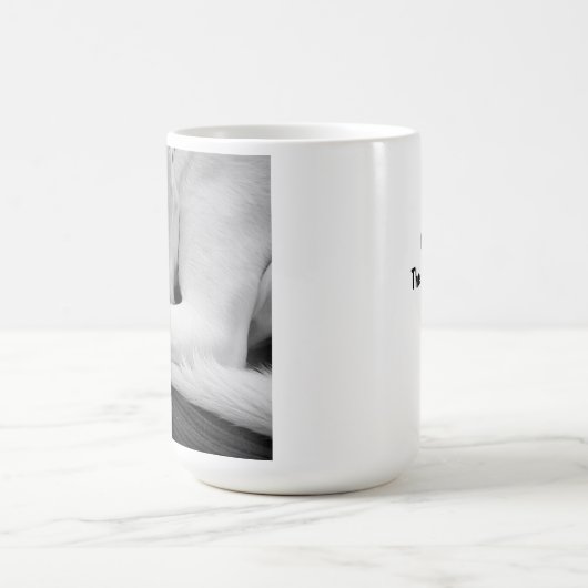 Mug Photo en noir et blanc de mignon chien reposant av (Centre)