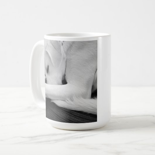 Mug Photo en noir et blanc de mignon chien reposant av (Devant gauche)