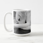 Mug Photo en noir et blanc de mignon chien reposant av (Gauche)