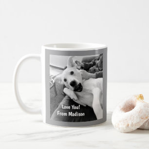Mug Photo en noir et blanc d'un chien jouant avec Papa