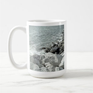 Mug Photo en noir et blanc d'une côte rocheuse de l'oc