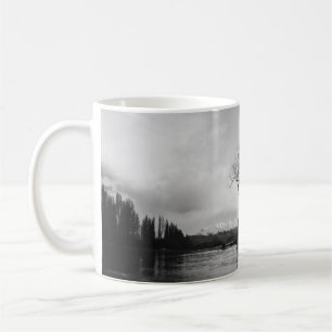 MUG PHOTO GRAYSCALE DE L'ARBRE NUIT SUR LE CORPS CALME