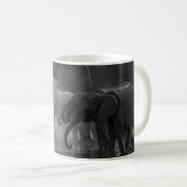 MUG PHOTO GRAYSCALE D'ÉLÉPHANTS EN EAU POTABLE (Devant droit)